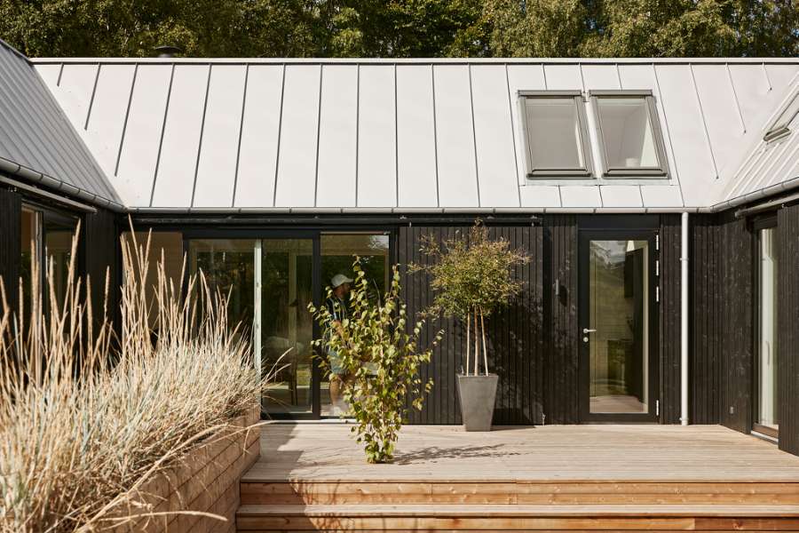 Vom Architekten gestaltetes Doppel-Ferienhaus, verkleidet mit Stahlprofilen und Holz, Skovsøvej 15, 4200 Slagelse